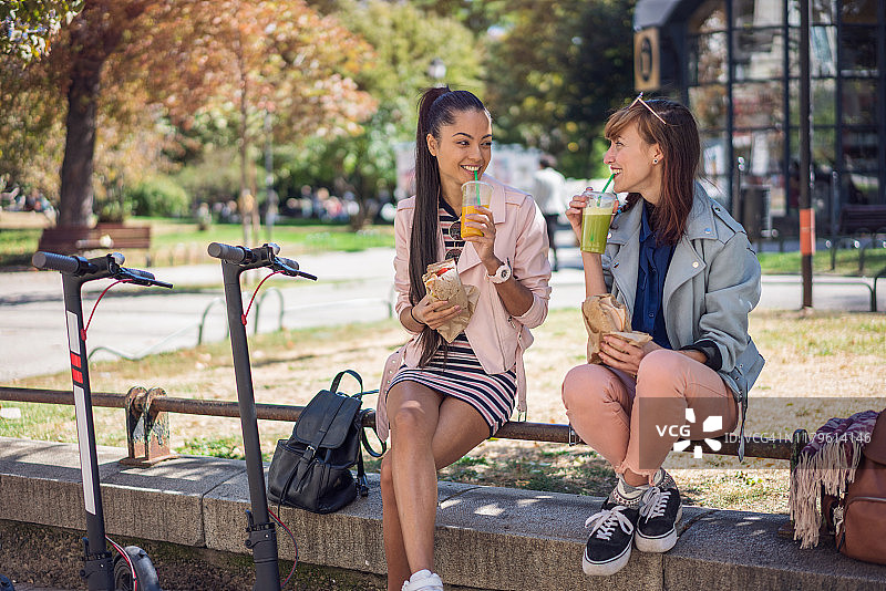 与城市中的朋友会面图片素材