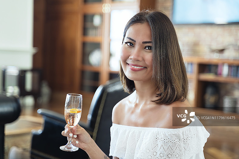 亚洲女性在豪华酒店大堂区喝鸡尾酒图片素材