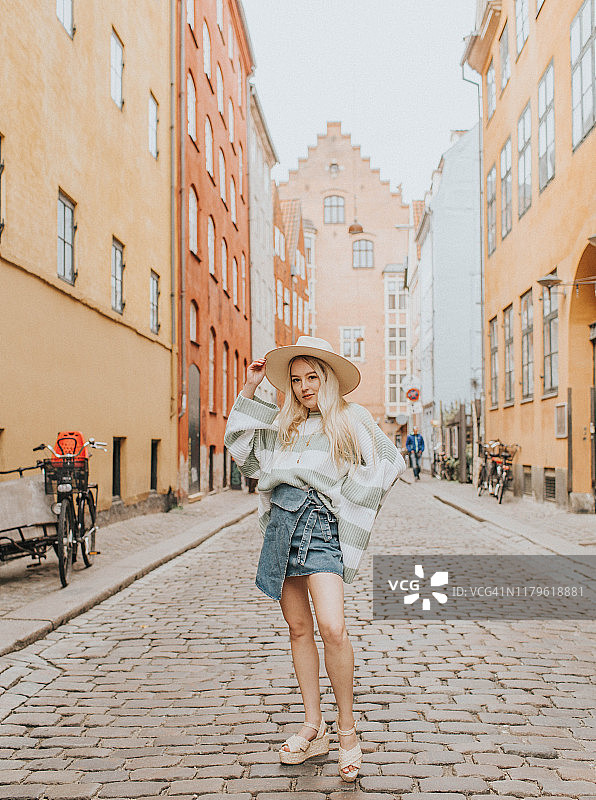 在丹麦哥本哈根老街上行走的女孩图片素材
