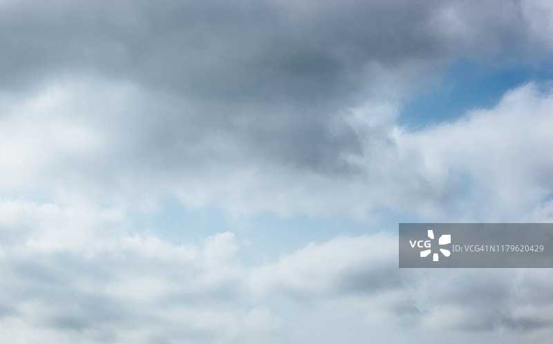 天空中的暴风云低角度景观图片素材