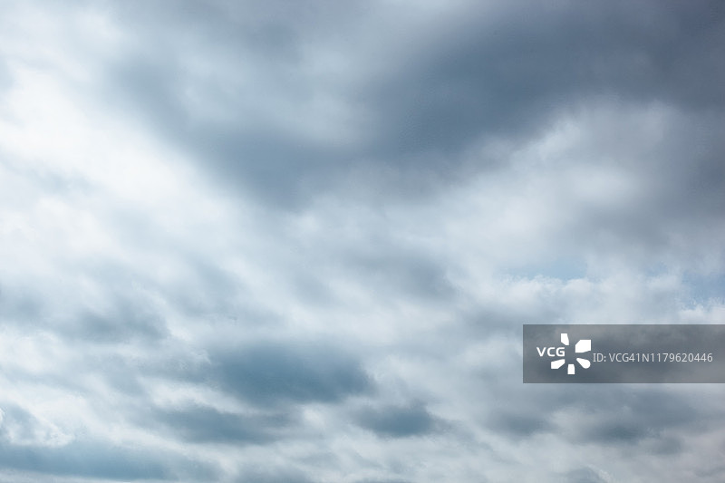 天空中的暴风云低角度景观图片素材