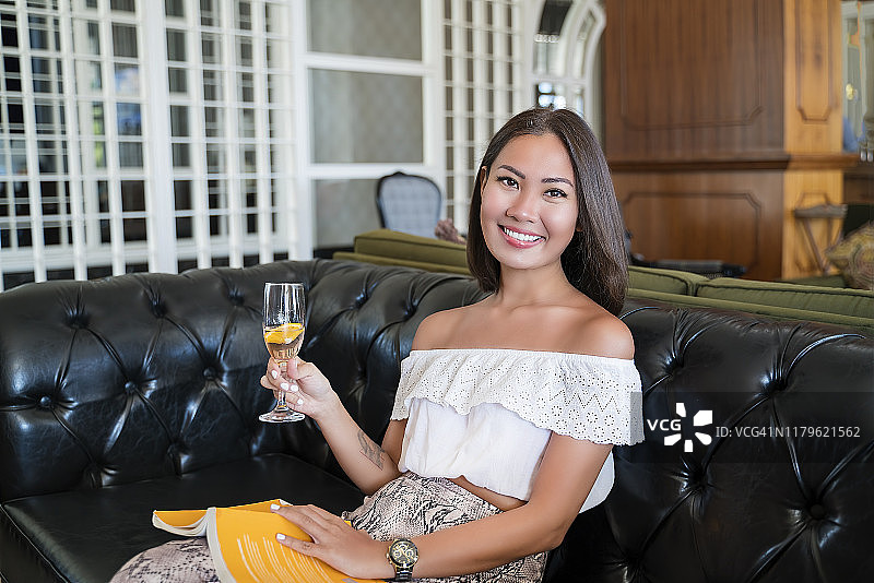 亚洲女性在豪华酒店大堂区喝鸡尾酒图片素材