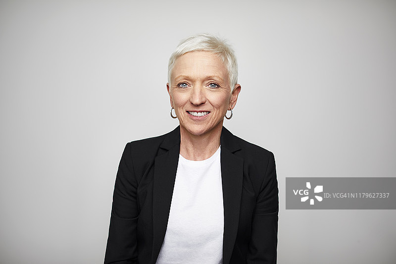 穿着黑色西装外套的微笑成熟女商人图片素材