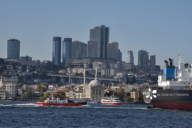 土耳其伊斯坦布尔的奥尔塔科伊清真寺和现代天际线图片素材