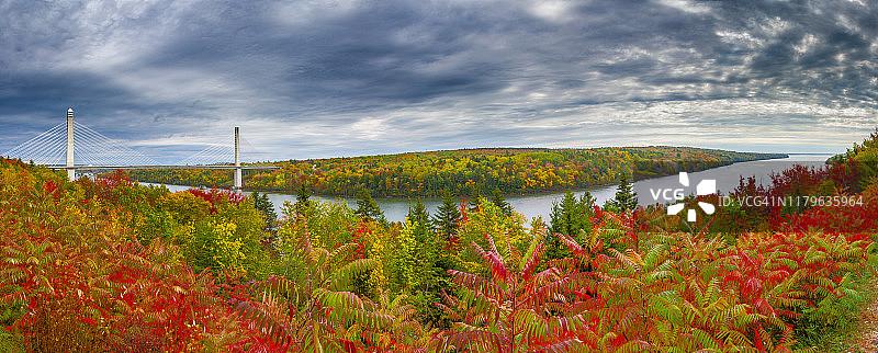 秋天的佩诺布斯科特海峡大桥图片素材