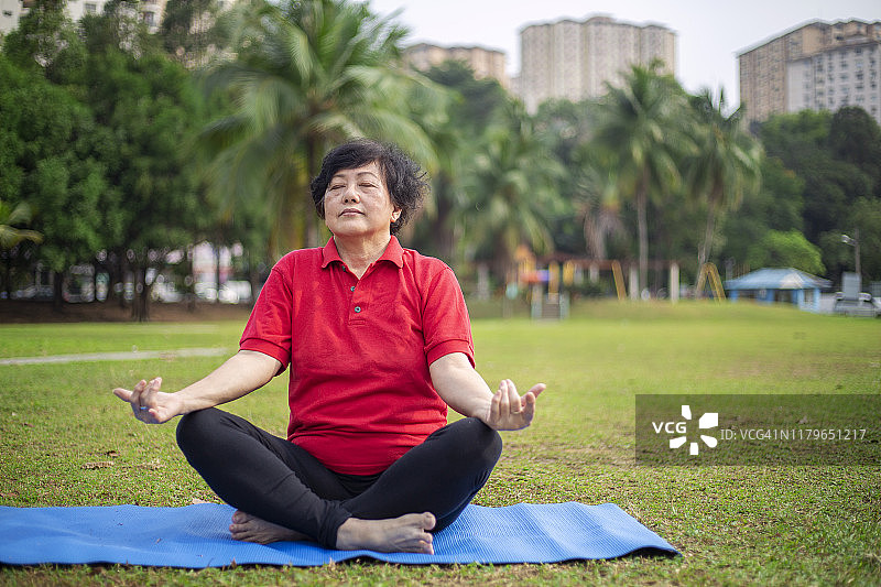 在公园里冥想的老年妇女图片素材