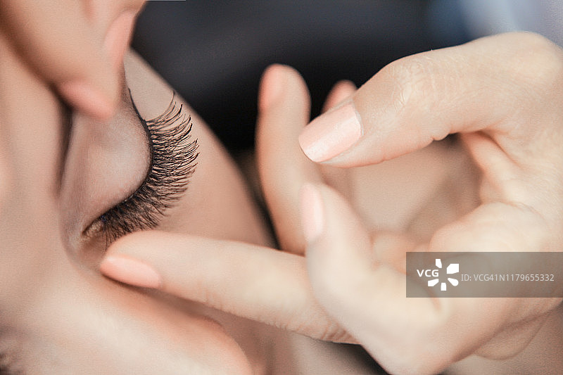 化妆师粘贴假睫毛图片素材
