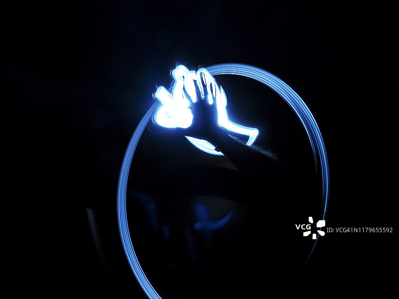 做出停止手势的人手和未来主义同心圆图片素材