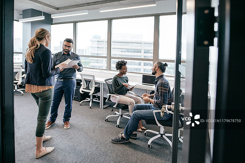 共享办公空间的休闲会议图片素材