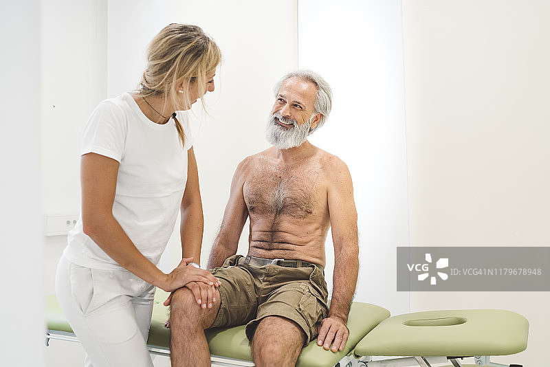 接受理疗的快乐老年病人图片素材