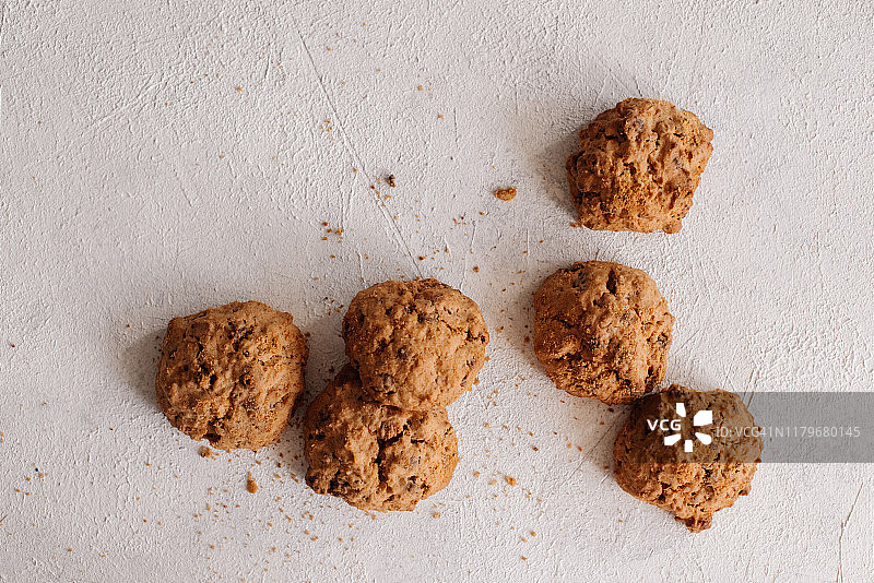 芝麻燕麦饼干和一杯牛奶图片素材