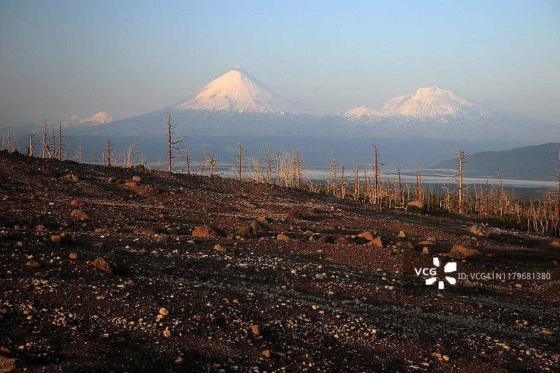 火山碎屑流沉积物和北部巨型火山的黎明图片素材