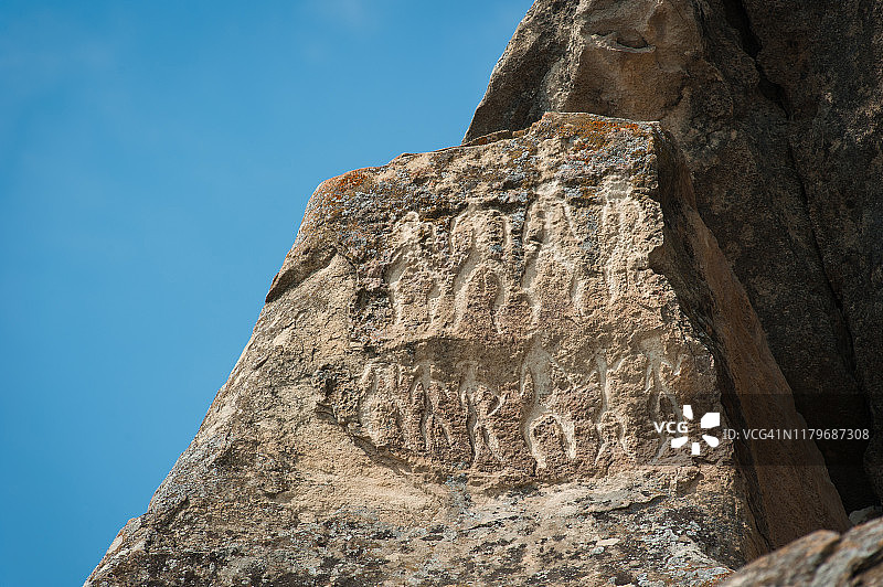 阿塞拜疆戈布斯坦描绘舞者的古代岩画图片素材