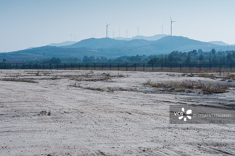荒野中汽车驶过的道路图片素材