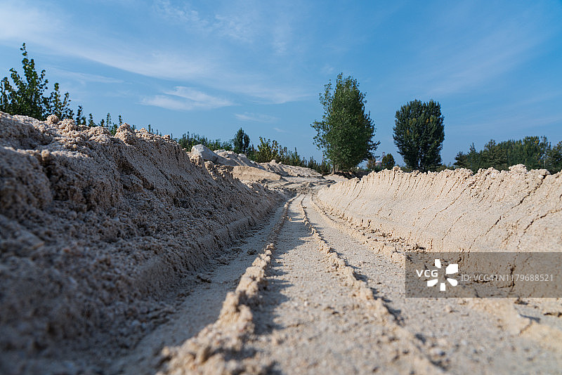 荒野中汽车驶过的道路图片素材