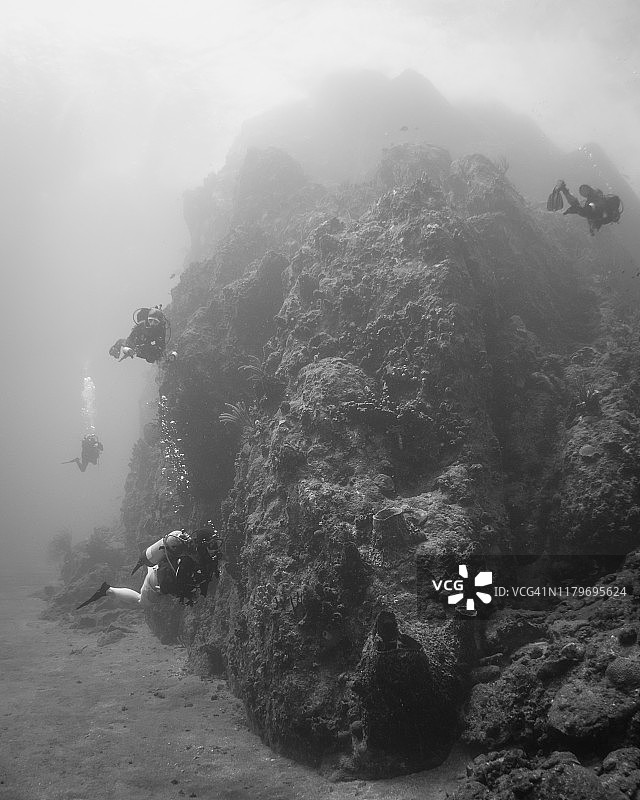 在荷属安的列斯群岛萨巴岛钻石岩上的潜水员图片素材