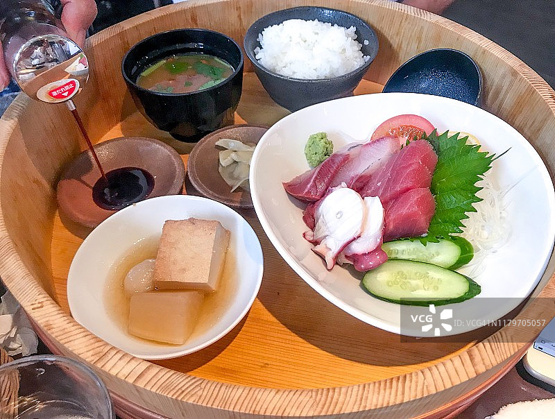 日式料理店的刺身与关东煮图片素材