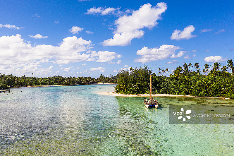 库克群岛拉罗汤加岛穆里泻湖中的帆船图片素材