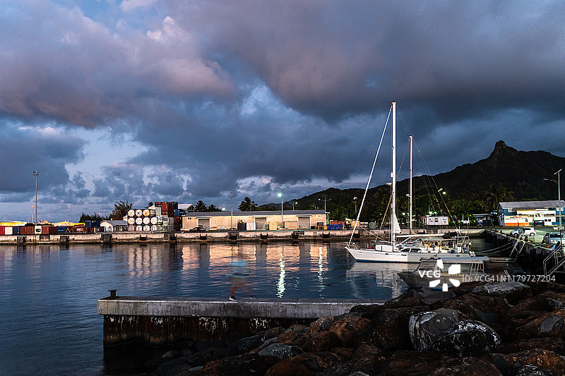 库克群岛拉罗汤加港口的日落，背景是陡峭的山峰图片素材