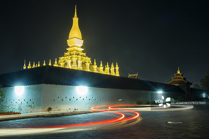 老挝万象塔銮的汽车光迹图片素材