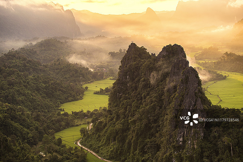 老挝万象万荣的山崖图片素材