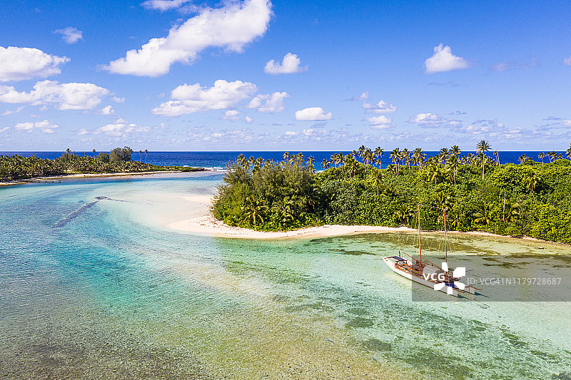库克群岛拉罗汤加岛穆里泻湖中的帆船图片素材