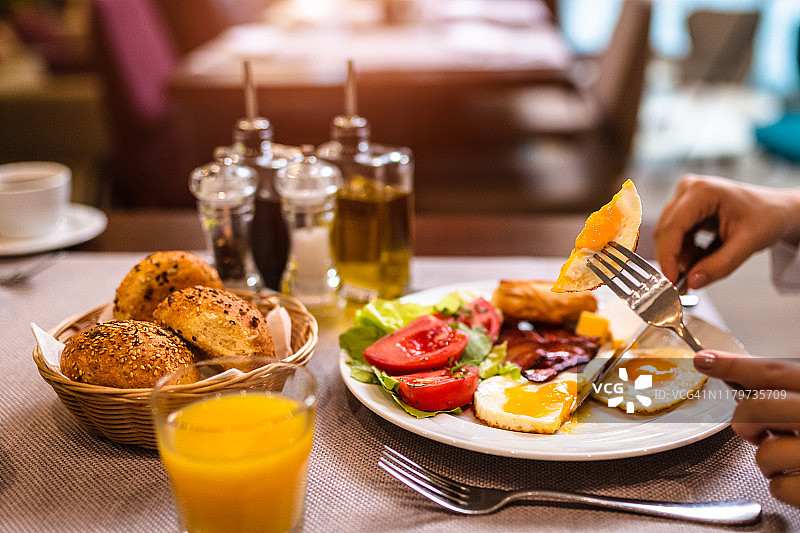 年轻女人正在享用早餐图片素材