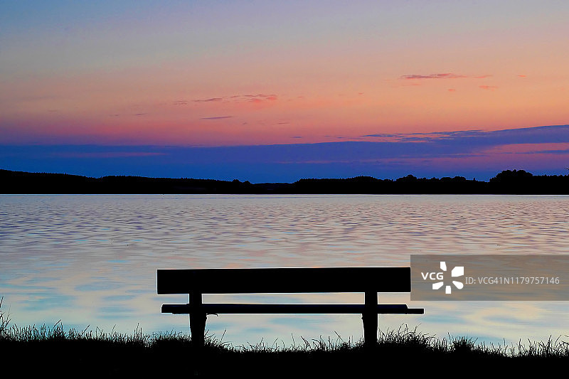 日落时湖边的长椅图片素材