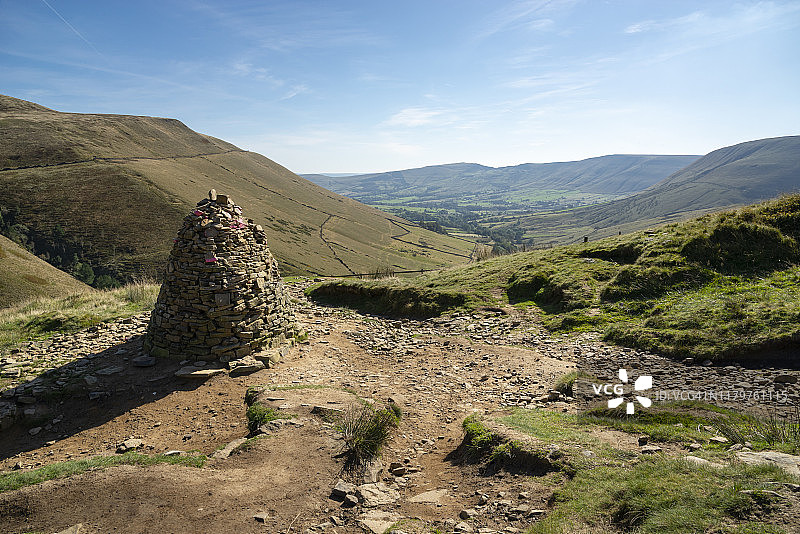 雅各布天梯的石堆，位于德比郡峰区埃代尔山谷图片素材