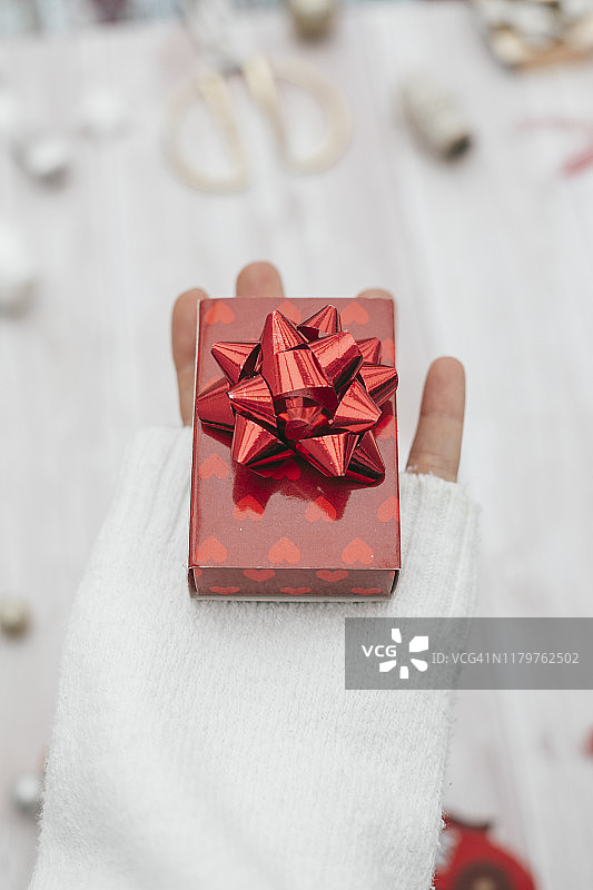 第一视角：女人手持金色礼品盒图片素材