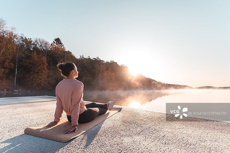 清晨练习瑜伽的年轻女人图片素材