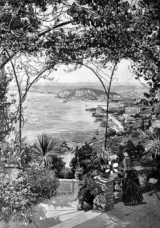 女人欣赏美丽的风景图片素材