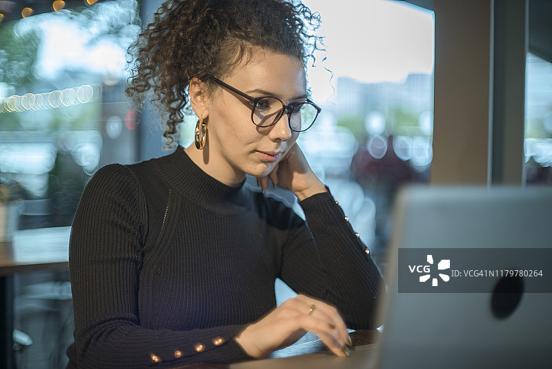 咖啡与笔记本电脑图片素材