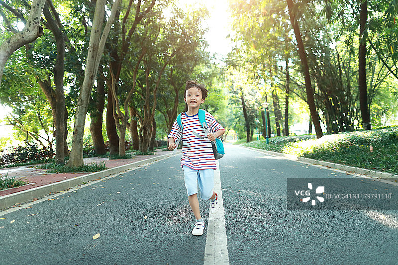 小男孩去上学图片素材
