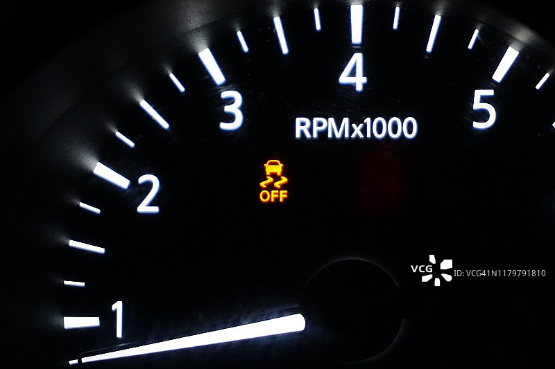 车辆仪表盘上的牵引力控制警告灯图片素材