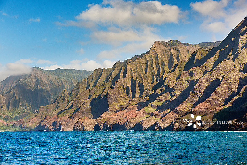 神秘的雾气笼罩的纳帕利海岸和可爱岛威美亚峡谷，夏威夷图片素材