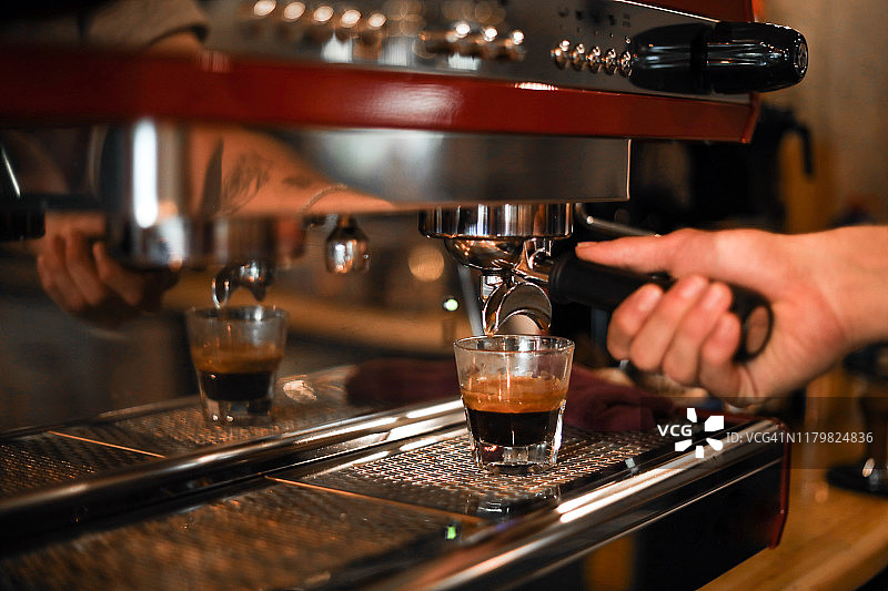 咖啡师正在制作咖啡图片素材