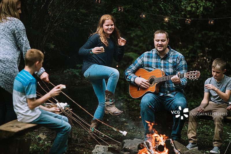 围着篝火，伴着音乐和美食，享受家庭乐趣图片素材
