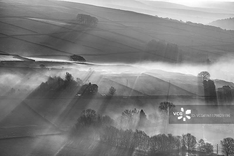 英国峰区德比郡村庄日出干草地图片素材