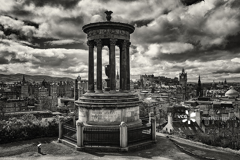 从卡尔顿山俯瞰爱丁堡老城图片素材