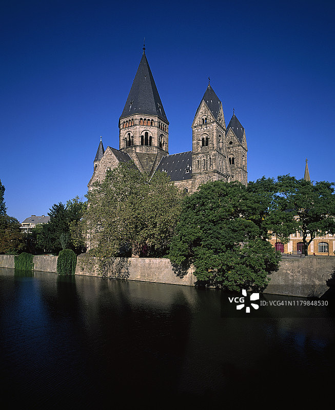 梅斯摩泽尔河畔的教堂景观图片素材