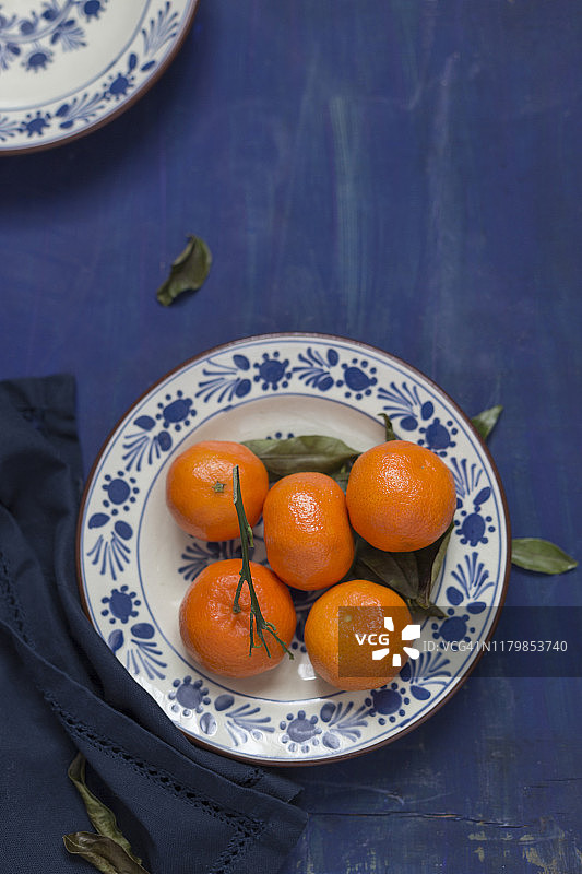蓝色背景上的新鲜橘子图片素材