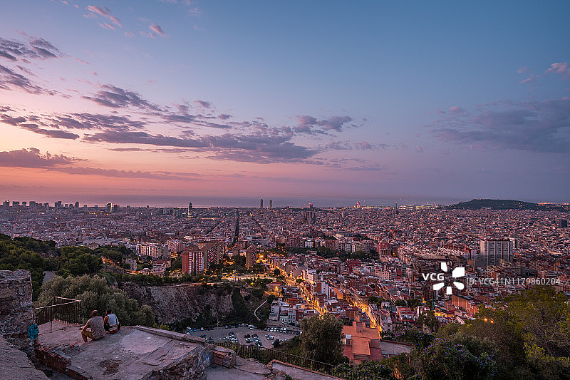 西班牙加泰罗尼亚巴塞罗那日出时的天际线图片素材