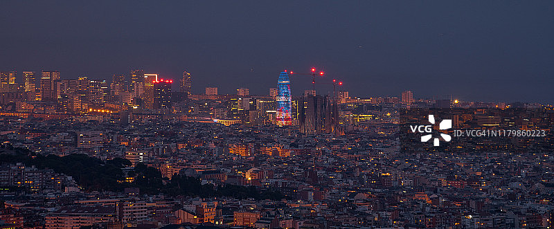 西班牙加泰罗尼亚巴塞罗那夜间城市天际线航拍图片素材