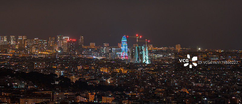 西班牙加泰罗尼亚巴塞罗那夜间城市天际线航拍图片素材