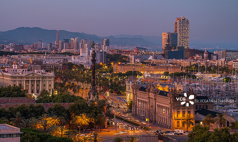 西班牙加泰罗尼亚巴塞罗那夜间城市天际线航拍图片素材