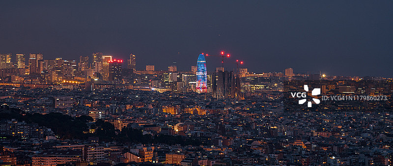 西班牙加泰罗尼亚巴塞罗那夜间城市天际线航拍图片素材