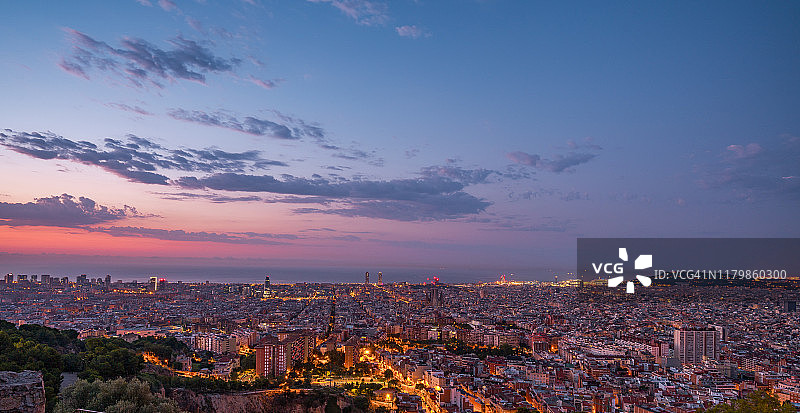 西班牙加泰罗尼亚巴塞罗那日出时的天际线图片素材