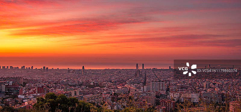 西班牙加泰罗尼亚巴塞罗那日出时的天际线图片素材