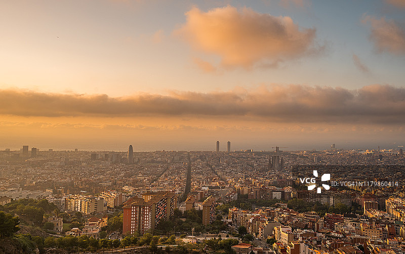 西班牙加泰罗尼亚巴塞罗那日出时的天际线图片素材